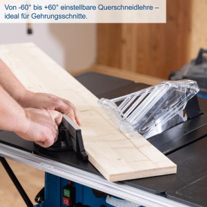 Scheppach HS254 Tischkreissäge beim Schneiden von Holz mit Querschneidlehre.