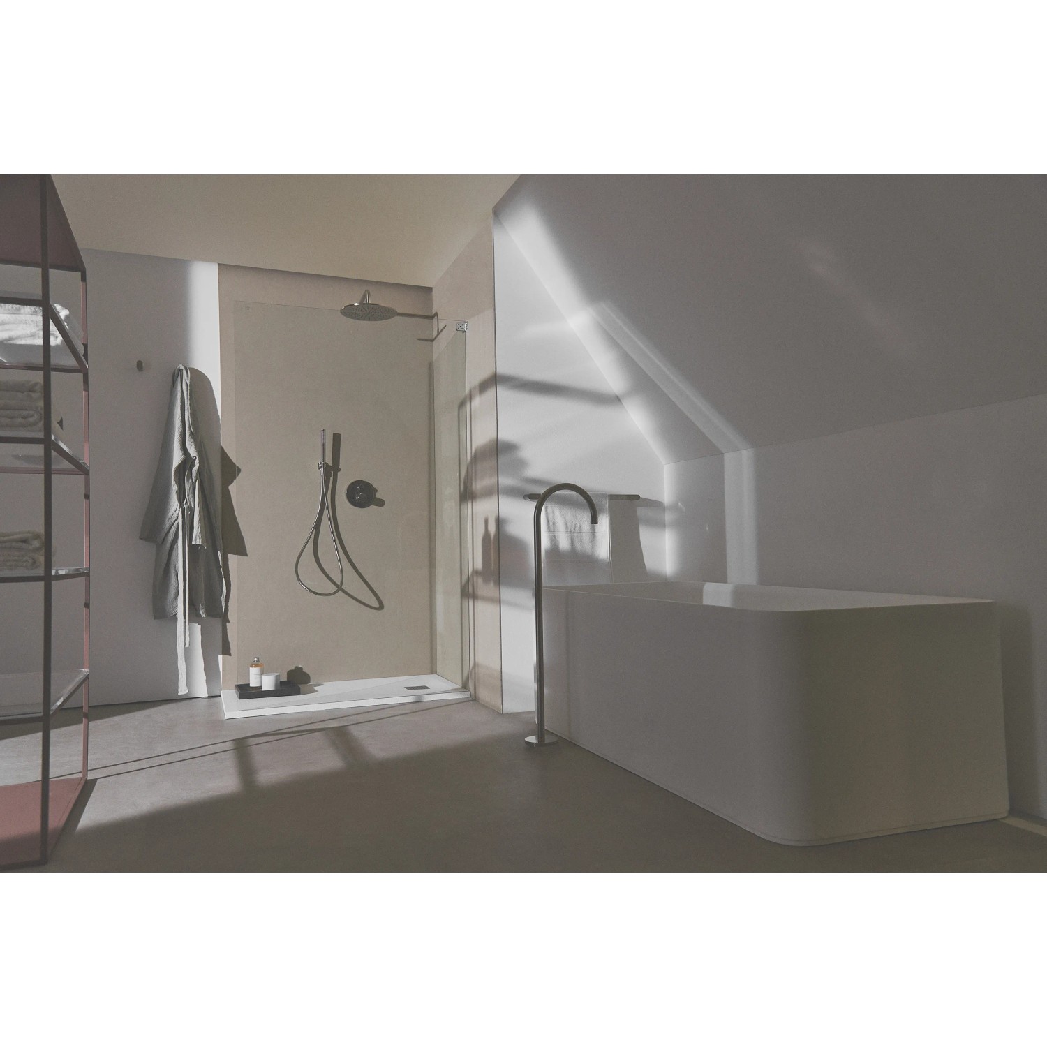 Ideal Standard Brausehalter Idealrain Atelier, Chrom, in moderner Badumgebung.