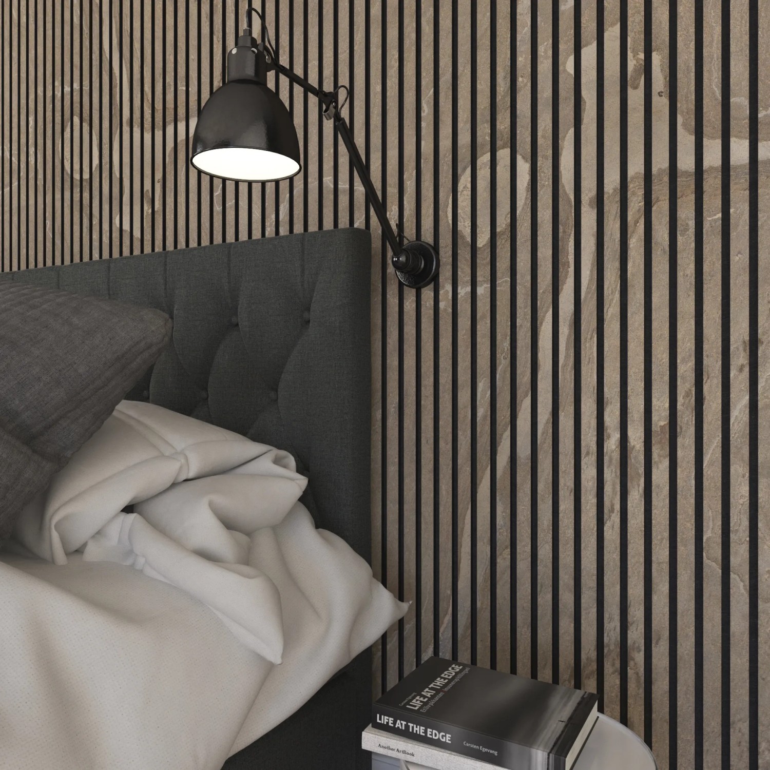 Akustikpaneel Steinfurnier Tan im Schlafzimmer mit Lampe und Bett für verbesserte Raumakustik.