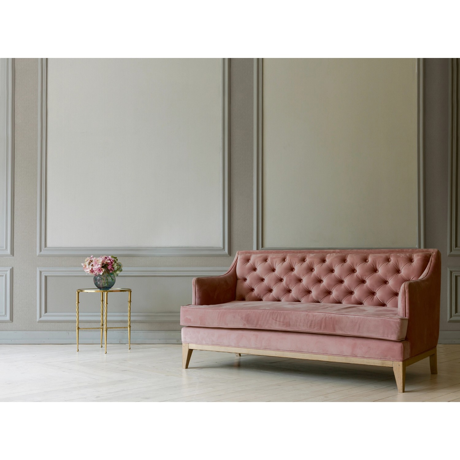 Rosa Samtsofa vor Wand mit Vliestapete Uni Weiß Metallic. Dekorative Tapete.