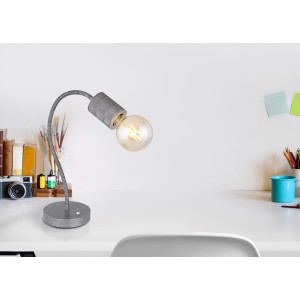 Silberne Globo Design-Tischlampe Freddy mit Flexarm und E27 Fassung auf Schreibtisch.