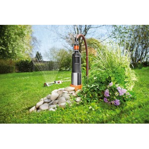 Gardena Tiefbrunnenpumpe 6000/5 inox automatic im Einsatz zur Gartenbewässerung.