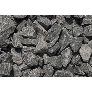 Nahaufnahme von schwarzem Basaltbruch (25-50 mm) als Zierkies, ideal für Garten- und Landschaftsbau.