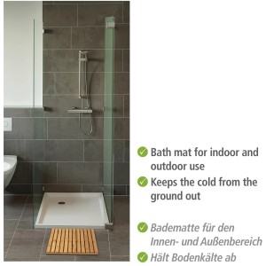 Quadratischer Wenko Baderost aus Bambus (50x50 cm) vor einer Dusche. Rutschfest und ideal für Bad und Sauna.