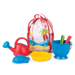 Hape Sandspielzeug Strandrucksack, 7-teilig mit Eimer, Schaufel, Rechen, Sieb, Förmchen und Gießkanne.