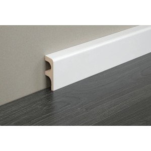 Weiße Kosche Rohrsockelleiste (80mm) zwischen Wand und dunklem Boden.