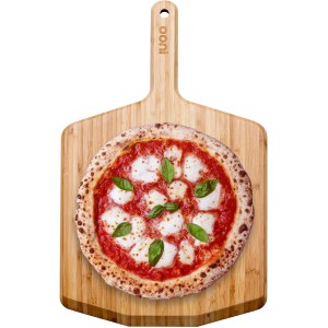Ooni Pizzaschieber aus Bambus mit Pizza, 30 cm, für Grill & Ofen.