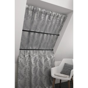 Gardinia Spannstange, schwarz, 130-220 cm mit grauem Vorhang im Dachfenster.