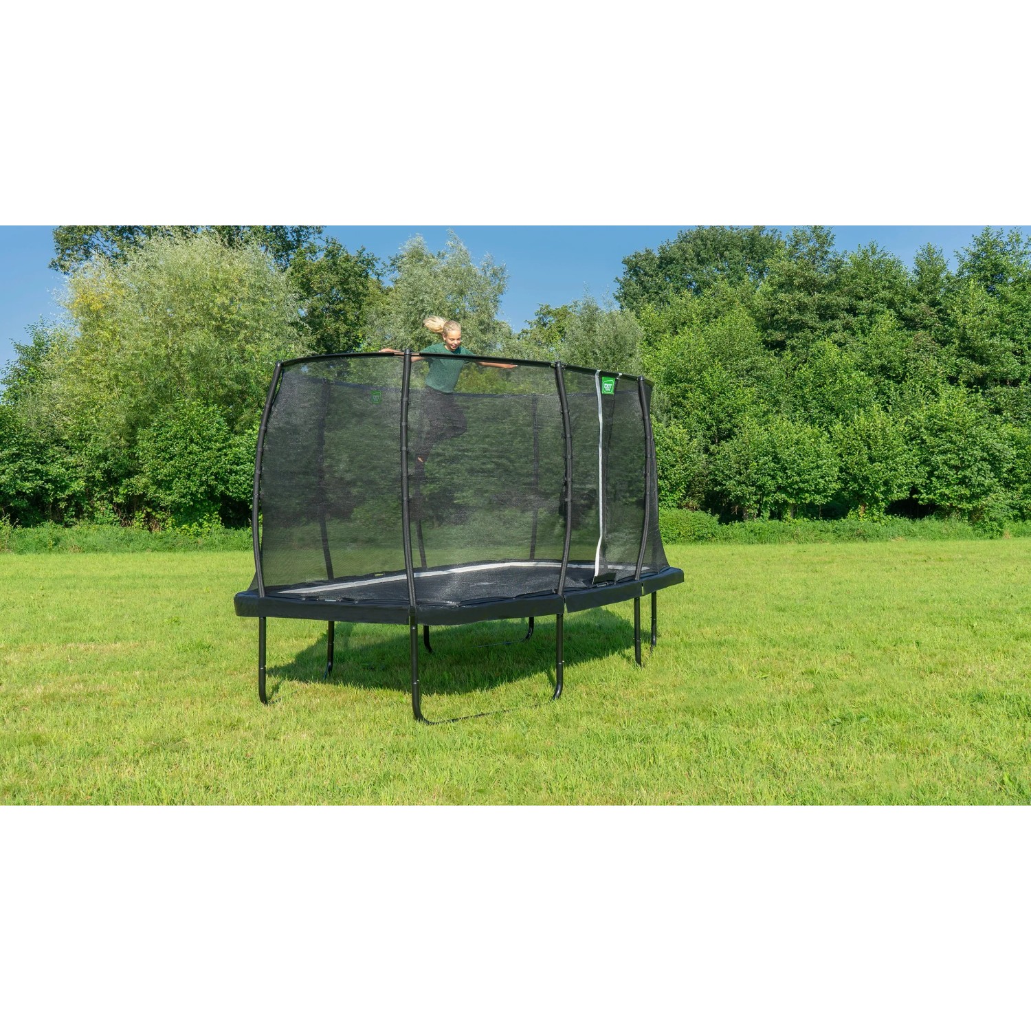 Rechteckiges, grünes EXIT Allure Classic Gartentrampolin 244x427 cm mit Sicherheitsnetz im Garten.