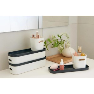 Weiße SmartStore Compact Slim Aufbewahrungsboxen im Bad, vielseitig und stapelbar.