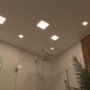 Eingebaute Paulmann LED-Einbaupanels Veluna im Badezimmer, neutralweißes Licht.