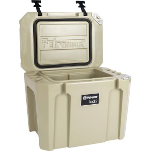 Geöffnete Petromax Kühlbox kx25 in Sand. Robuste, doppelwandige Kühlbox für Camping und Outdoor-Aktivitäten.
