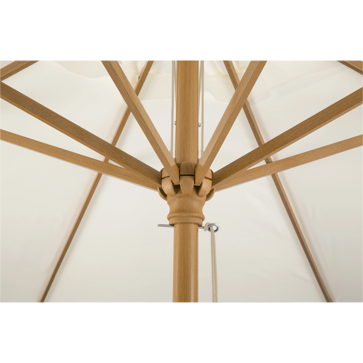 Detailaufnahme Marktschirm Malaga, Ø 300 cm, mit Seilzug: Holzgestell und cremefarbene Bespannung.