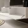 Modernes Selsey TV-Hängeboard Veldio, weiß, mit offener Lamellenfront. Zwei Fächer bieten Stauraum für Medien im Wohnzimmer.