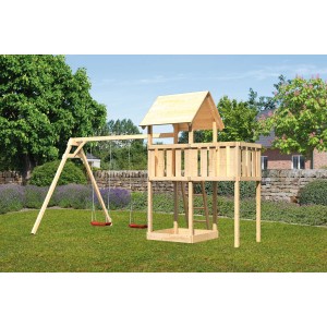 Karibu Spielturm Lotti mit Doppelschaukel und Anbauplattform im Garten.