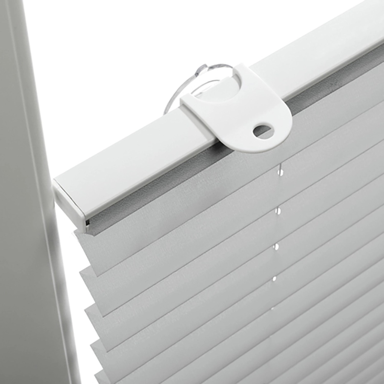 Graues Gardinia Dachfenster-Plissee (36,3x80cm) mit Saugnäpfen zur einfachen Montage.