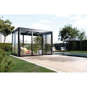 SunElements Gartenhaus SunGarden Energy 3.2, anthrazit-metallic, mit Photovoltaikmodulen und Person im Inneren.