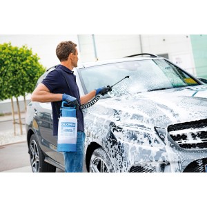 Mann reinigt Auto mit Gloria FoamMaster FM 30 Drucksprühgerät, erzeugt Reinigungsschaum.