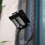 Schwarze Solar LED Gartenleuchte mit Clip-on an einem Metallgeländer befestigt.