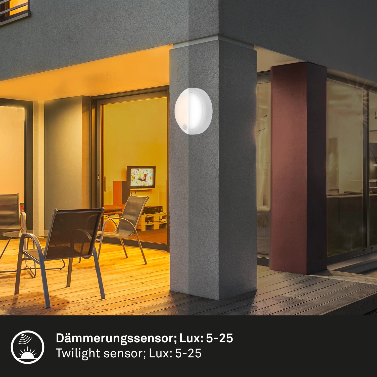 Weiße Brilo Akku Außenwandleuchte Pula mit Bewegungsmelder an Hauswand.