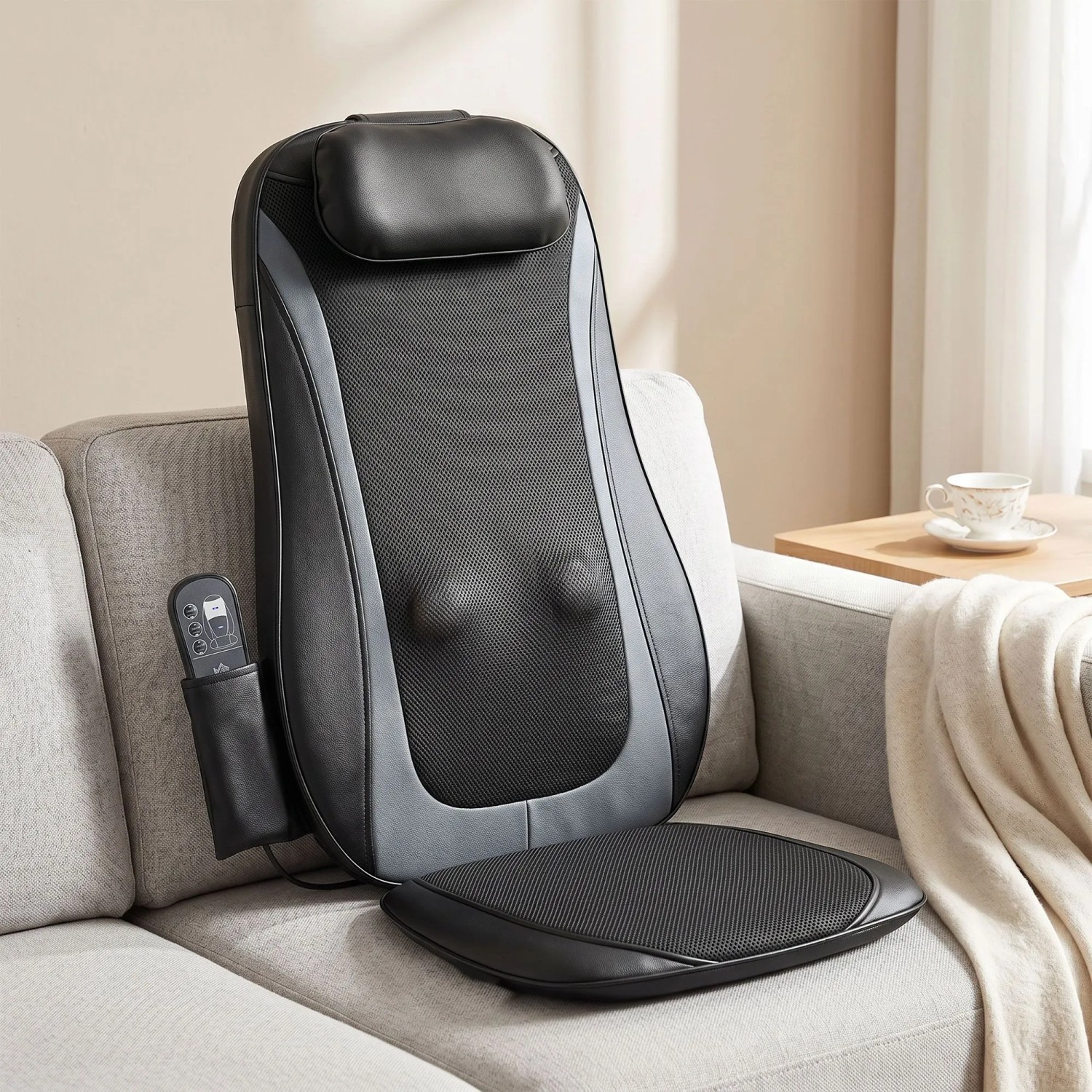 HOMCOM Massagesitzauflage schwarz/grau auf Sofa. Shiatsu-Massage mit Kopfstütze und Fernbedienung für Rückenentspannung.