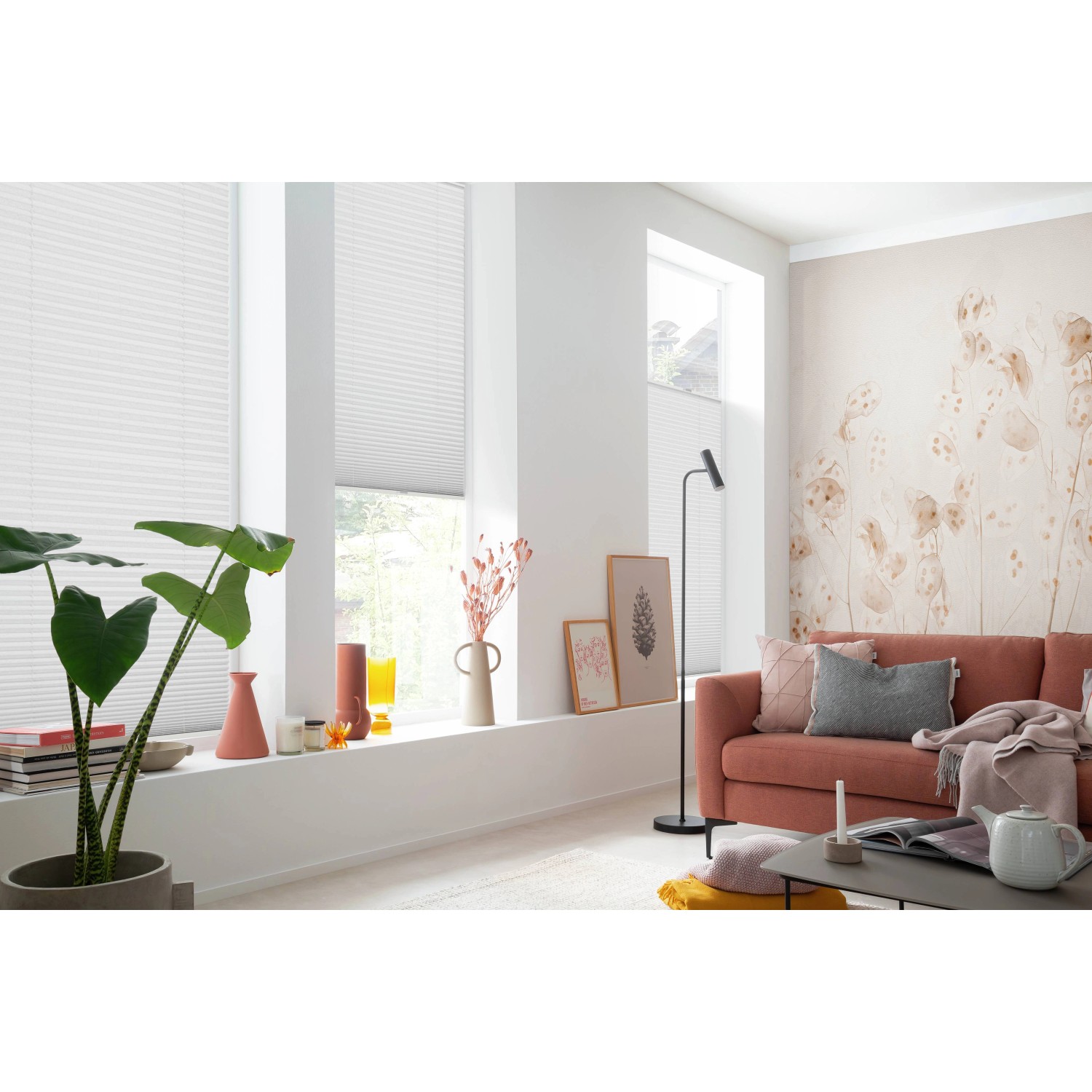 Weißes Schöner Wohnen Plissee Milla, 80x220 cm, an Fenstern im Wohnraum.