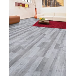 Heller Laminatboden Comfort Pinie Historic Pine im Wohnraum verlegt.