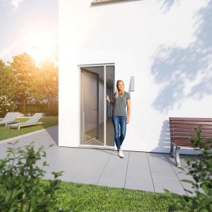 Windhager Insect-Stop Plus Plissee Tür, 110x220 cm, Weiß. Insektenschutz für Terrassentür mit Frau.