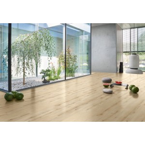 Designboden Modular One Eiche Urban Hell im modernen Raum mit Pflanzen und Dekoration.