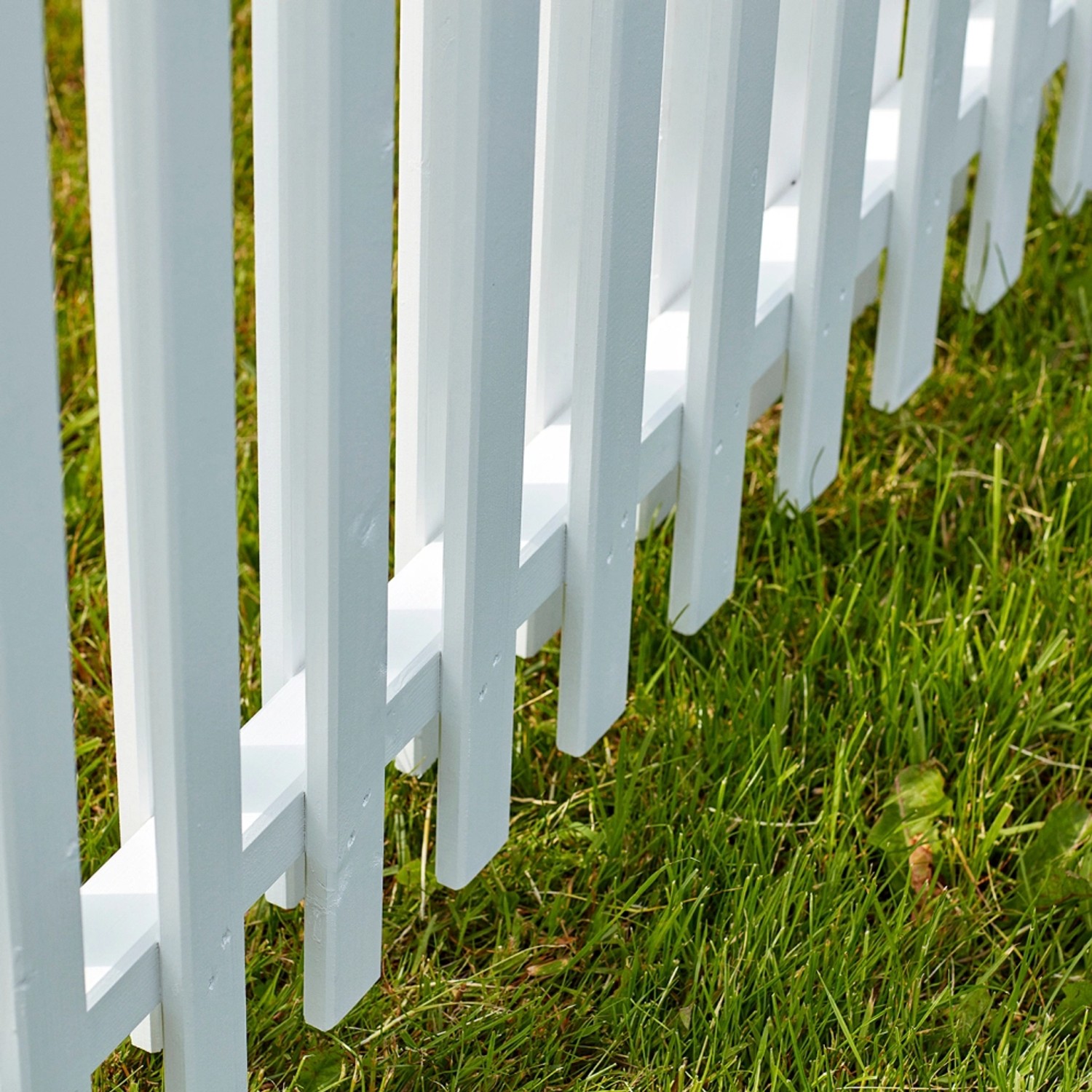 Detailaufnahme: Weißer Sichtschutzzaun Nagano aus Nadelholz im Garten.