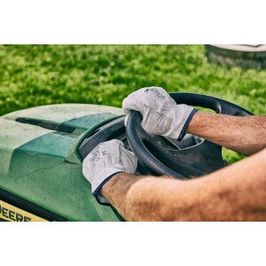 Gebol Driver Arbeitshandschuhe Größe 10 beim Rasenmähen für Grobarbeiten.