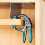 Wolfcraft Ergo-Federzwinge FZH 40 beim Spannen von Holz, Spannwerkzeug mit ergonomischem Griff.