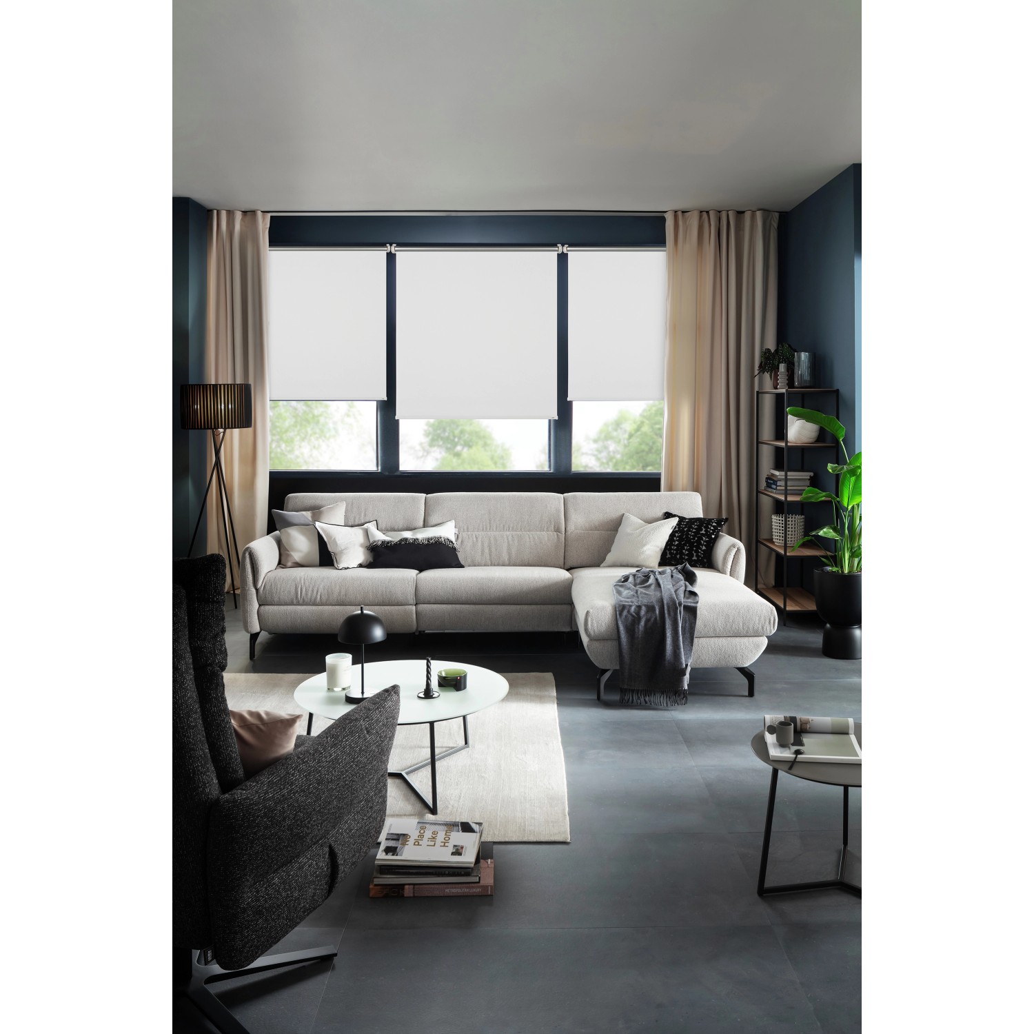 Wohnzimmer mit weißen Schöner Wohnen Thermo-Rollos Martha an den Fenstern.