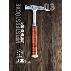 LUX Latthammer Meisterstück No. 3, Limited Edition. Hammer mit Ledergriff auf Holz.