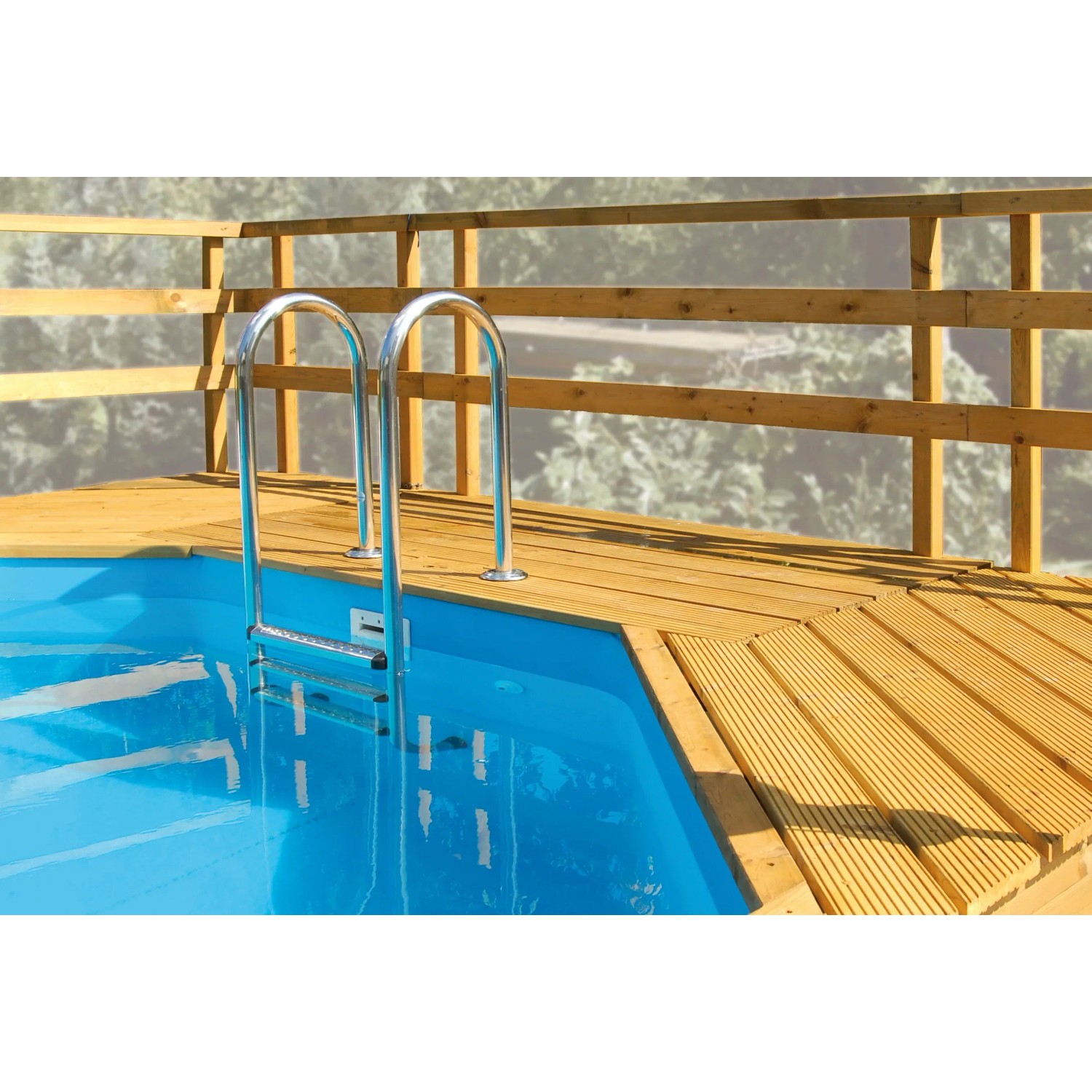 Weka Sonnendeck für Holzpool: Holzterrasse mit Leiter und Geländer am Pool.