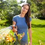 Frau bewässert Blumen mit Gardena Classic Multibrause im Garten.