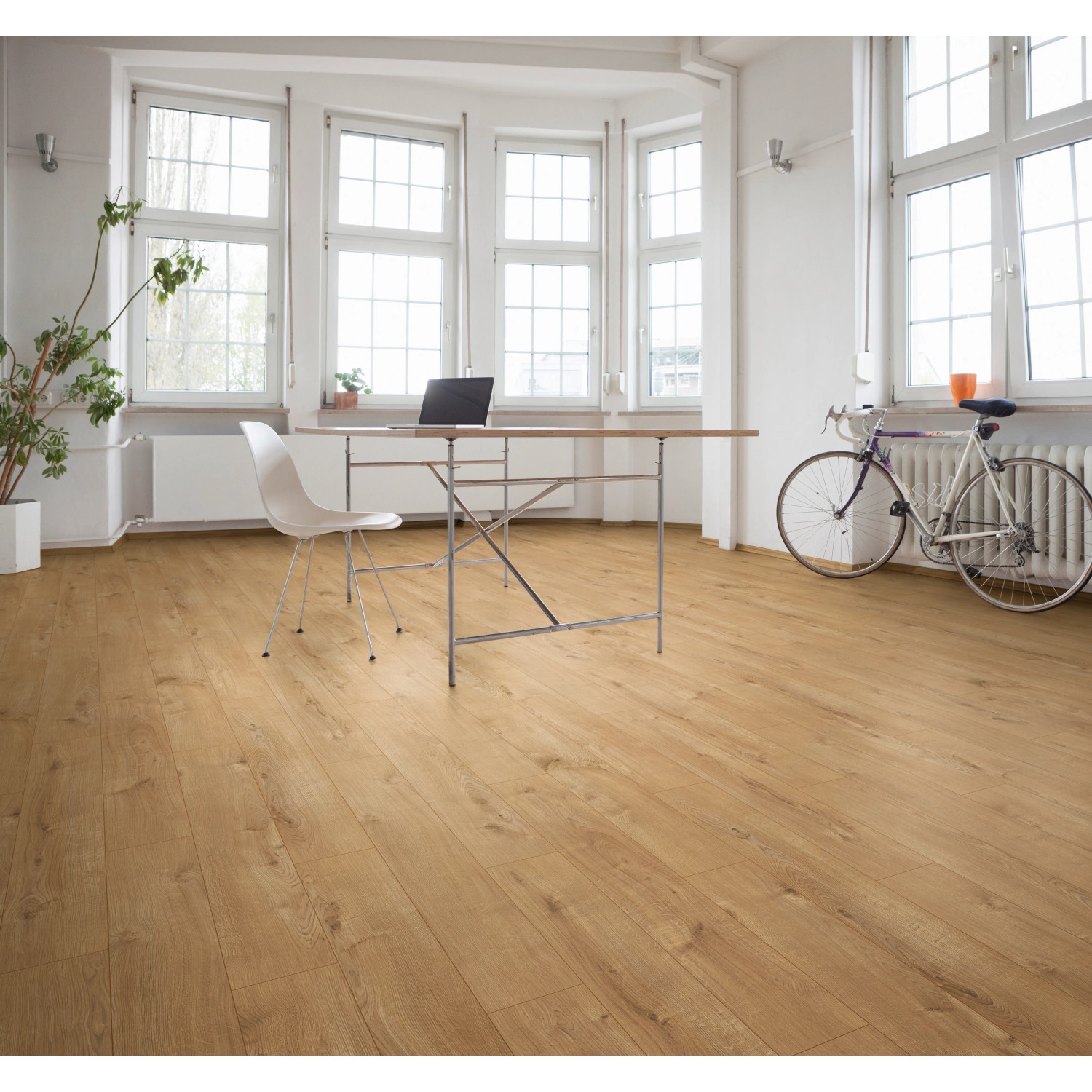 Verlegtes Kronoflooring Binyl Pro Laminat Major Oak im hellen Raum mit Möbeln.
