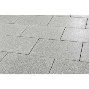 Verlegte Seesteiner Terrassenplatten Vera Granit 60x40 cm mit Edelsplitt-Einstreuung.