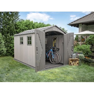 Offenes Lifetime Kunststoff-Gartenhaus Stella 4,55 m² mit Fahrrädern und Gartengeräten.