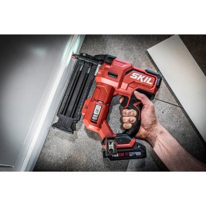 Skil Akku-Nagelpistole 18GA 3885CA, bürstenlos, rot/schwarz, mit Hand am Werkstück