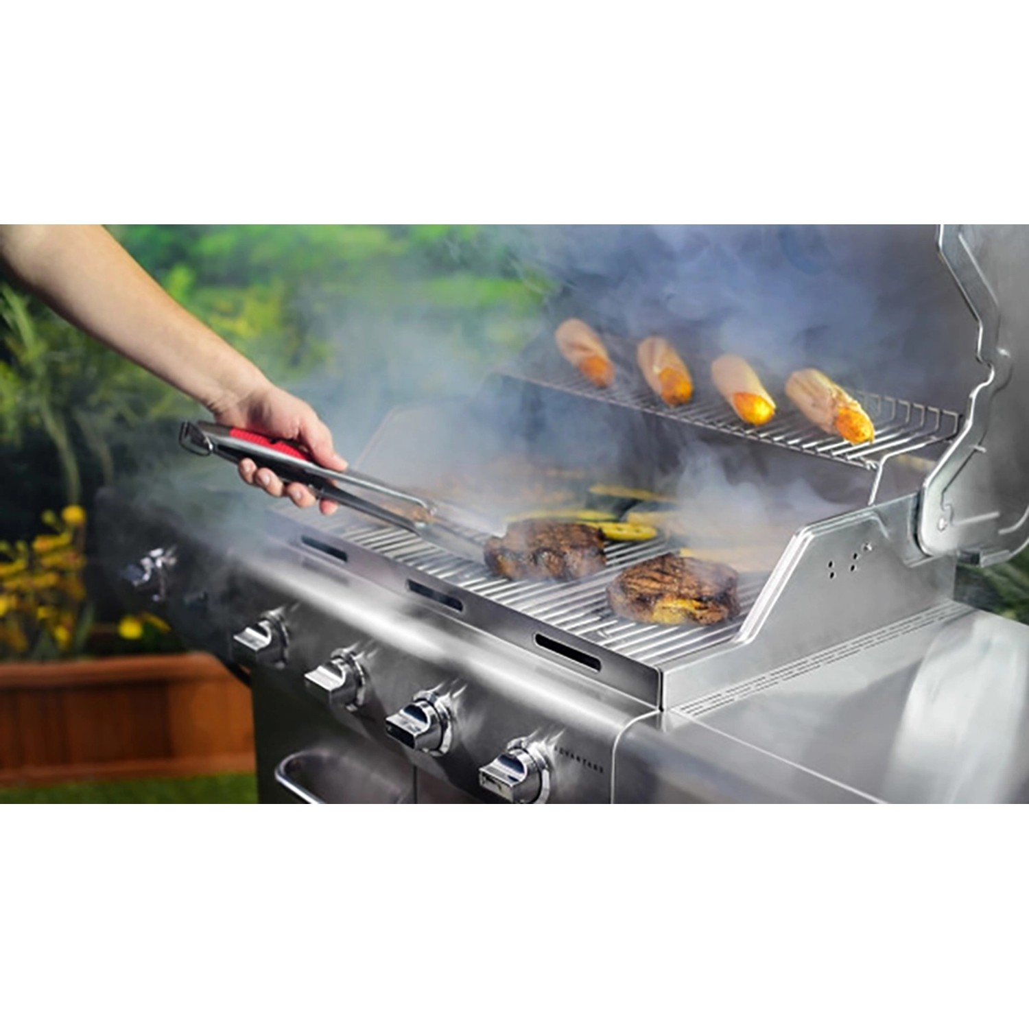 Char-Broil Grillzange Comfort Grip im Einsatz: Grillen von Steaks und Mais auf einem Edelstahlgrill.