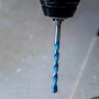 Bosch Expert Multi Construction Bohrer CYL-9 im Einsatz, Universalbohrer mit blauer Spirale.