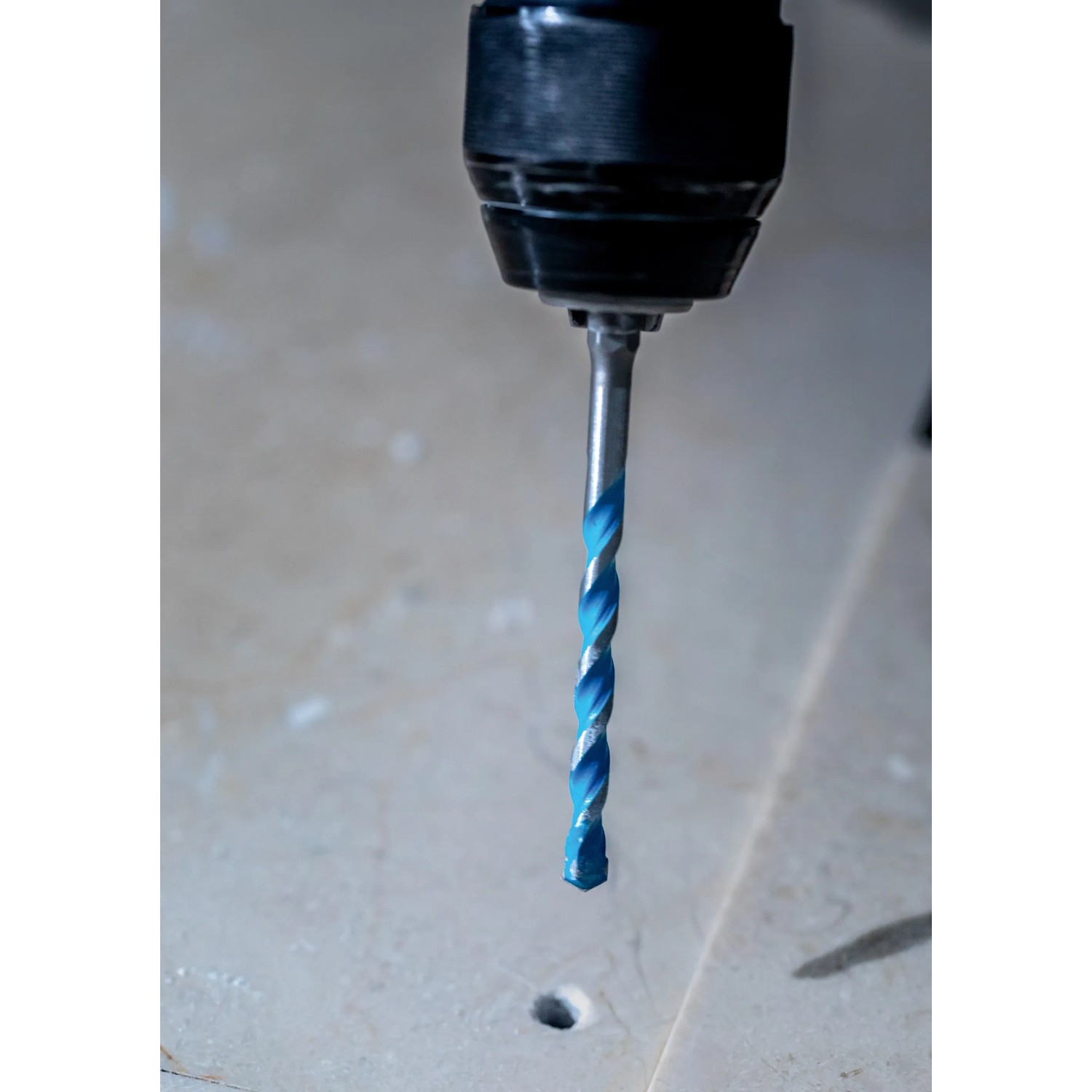 Bosch Expert Multi Construction Bohrer CYL-9 im Einsatz, Universalbohrer mit blauer Spirale.
