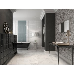 Badezimmer mit grauen, glänzenden Metro Wandfliesen im Facette Design, 10x20 cm.