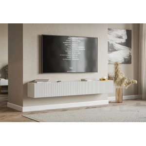 Modernes weißes Selsey Veldio TV-Hängeboard mit geriffelter Lamellenfront, schwebend unter einem Fernseher im Wohnzimmer.