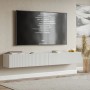 Modernes weißes Selsey Veldio TV-Hängeboard mit geriffelter Lamellenfront, schwebend unter einem Fernseher im Wohnzimmer.
