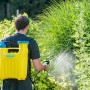 Gelber Gloria Rückensprüher Hobby 1200 (6 bar) bei der Pflanzenpflege im Garten.