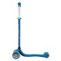 Blauer Globber Primo Plus Kinder Tretroller mit 3 Rädern, LED-Leuchtrollen und höhenverstellbarer Lenkstange.