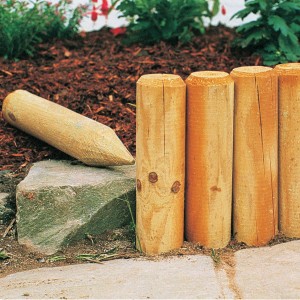 Mini-Palisade druckimprägniert, Ø 6 cm x 30 cm, als Beetbegrenzung im Garten.