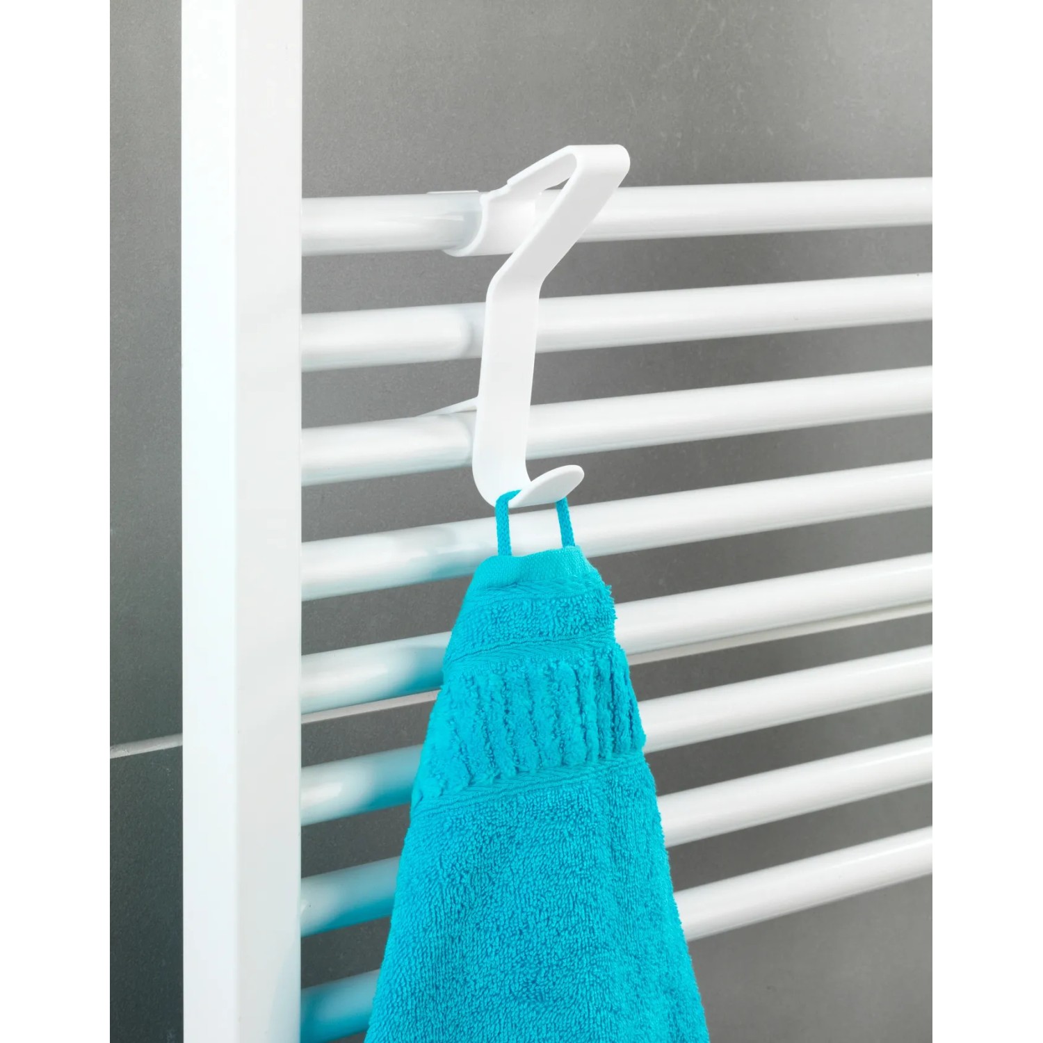 Wenko Universal Flexi Haken für Handtuchheizkörper mit blauem Handtuch.